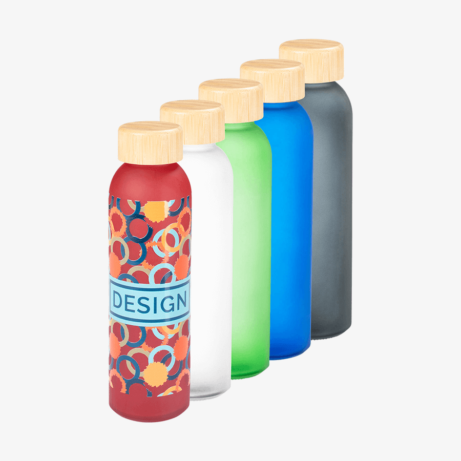 Mehrere Glasflaschen à 500 ml in verschiedenen Farben mit Bambusdeckel, eine Flasche außen bedruckt mittels UV-LED-Druck