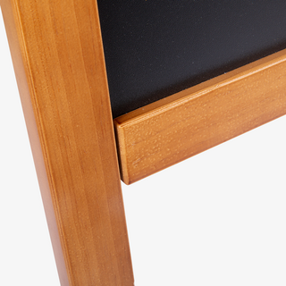 Detailansicht eines Holz-Kreidetafel-Kundenstoppers aus leichtem Holz